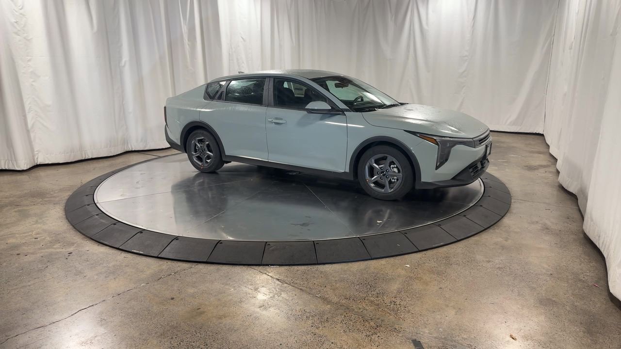 New 2025 Kia K4 LXS image 3