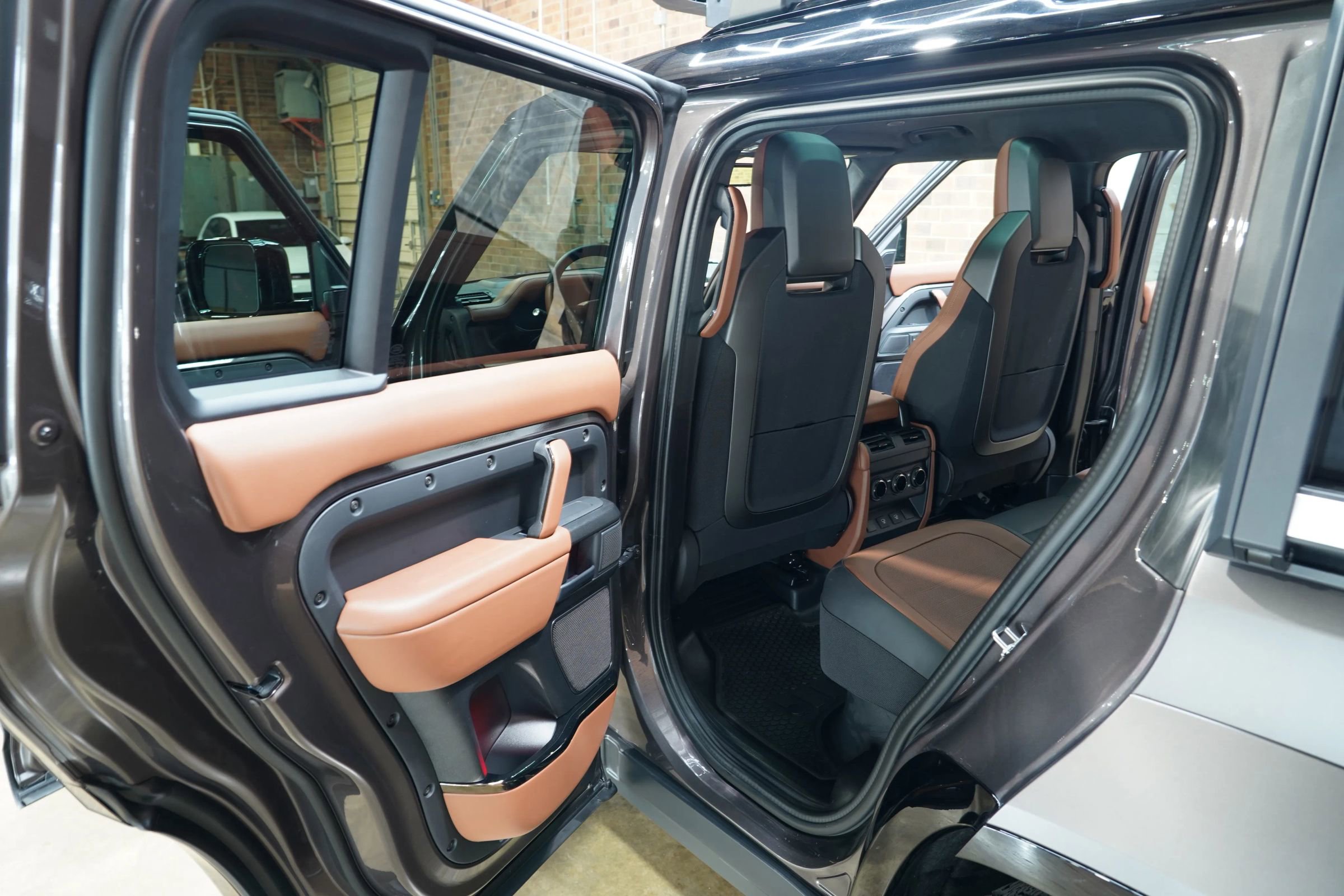 Used 2025 Land Rover Defender 110 image 53