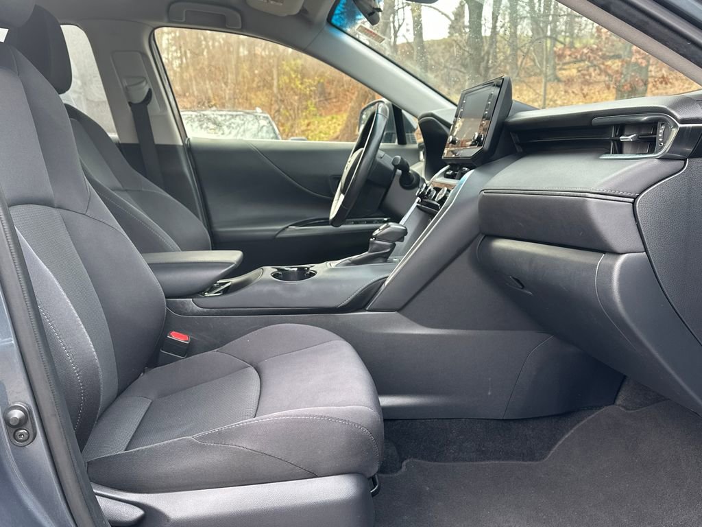 Used 2021 Toyota Venza LE image 16