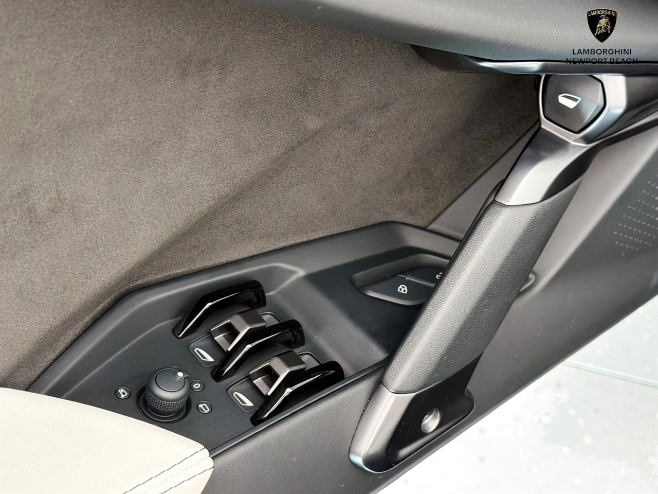 Used 2024 Lamborghini Revuelto AWD/4WD image 17