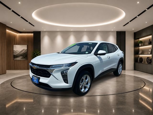 Used 2025 Chevrolet Trax LS w/ LS Convenience Package FWD image 2