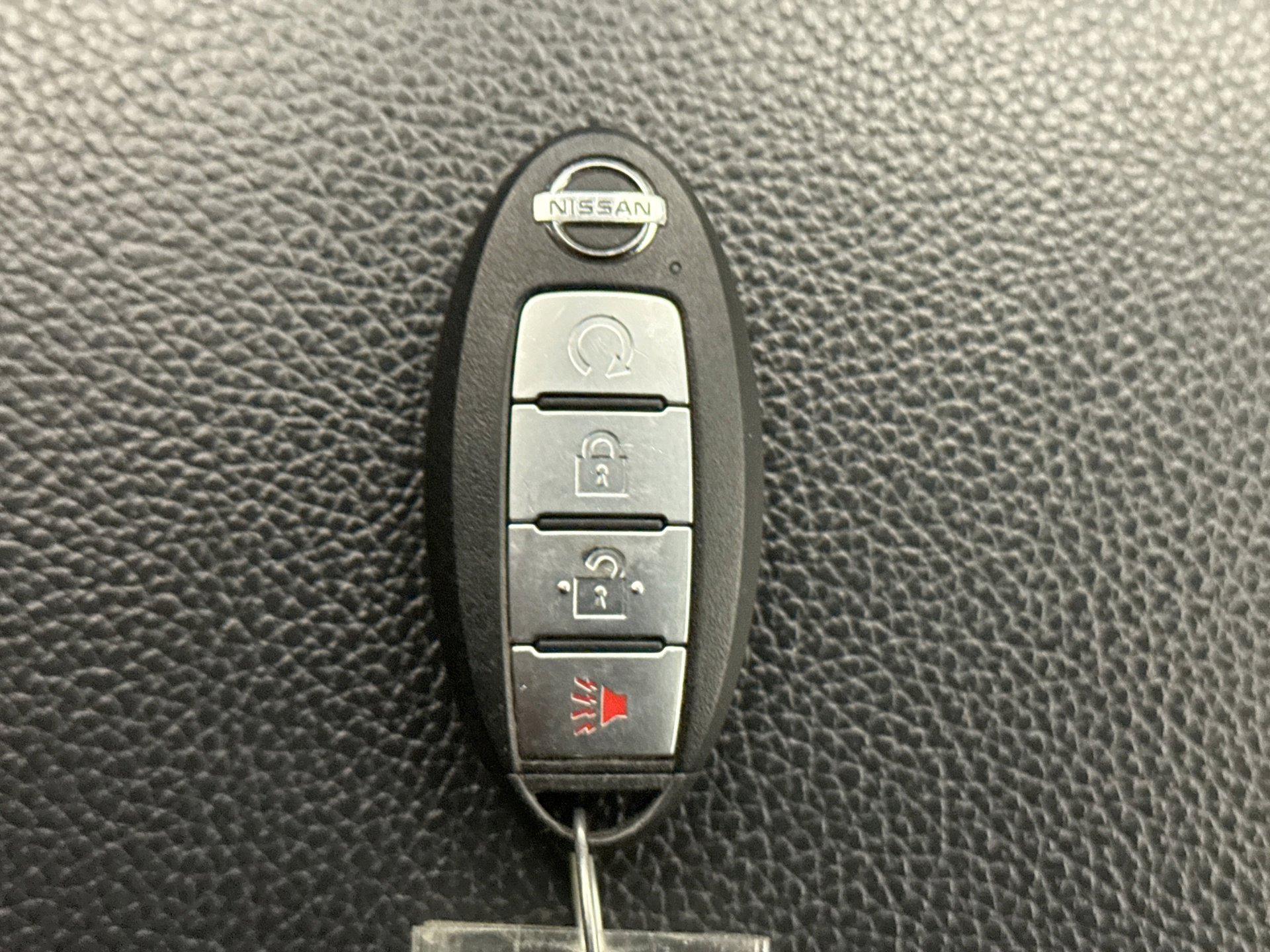 Used 2021 Nissan Titan PRO-4X w/ Pro-4x Convenience Package image 10