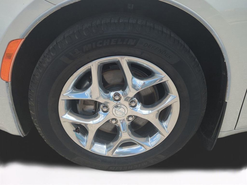 Used 2017 Chrysler Pacifica Limited FWD image 11