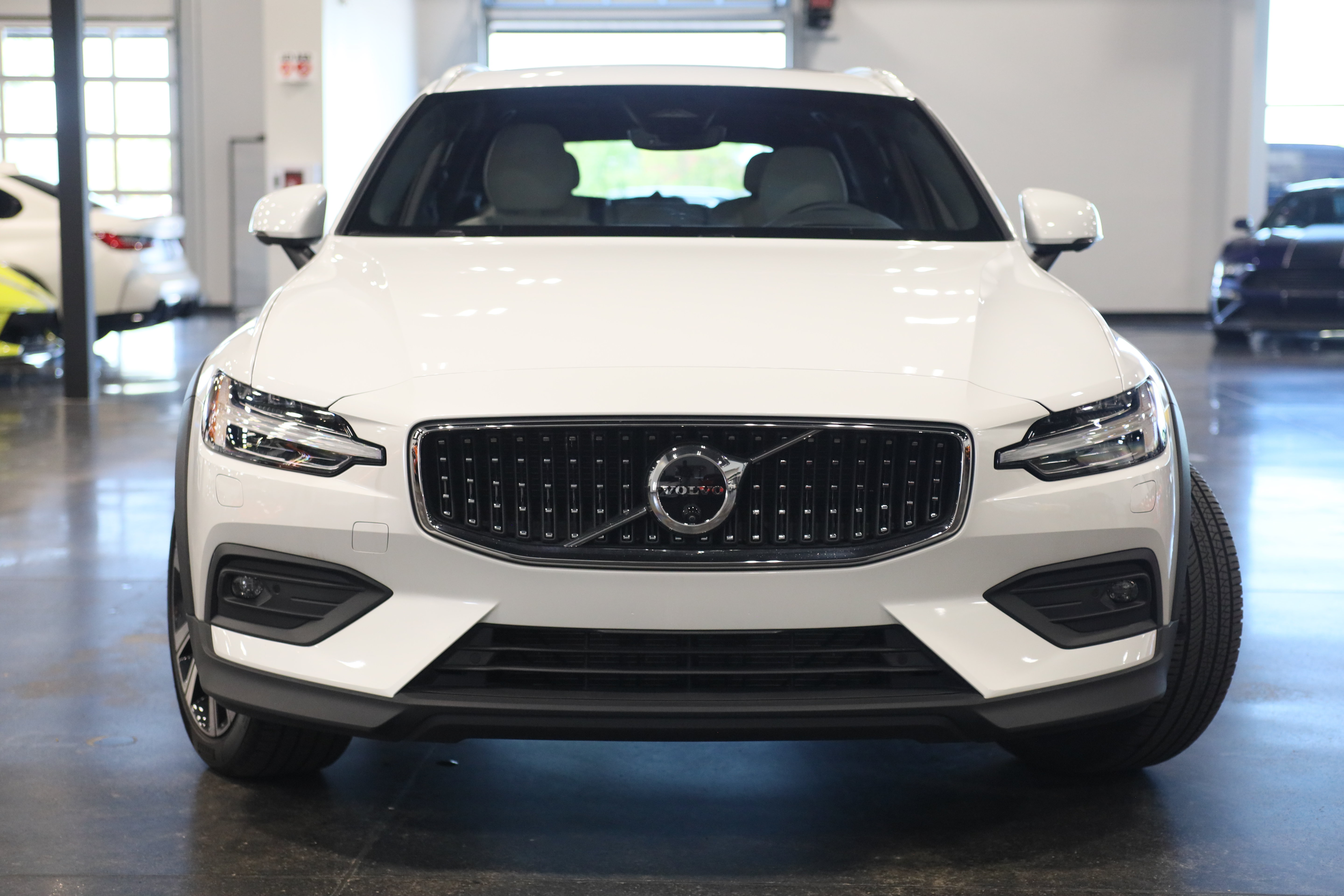 Used 2025 Volvo V60 B5 Cross Country Ultra w/ Climate Package AWD/4WD image 2