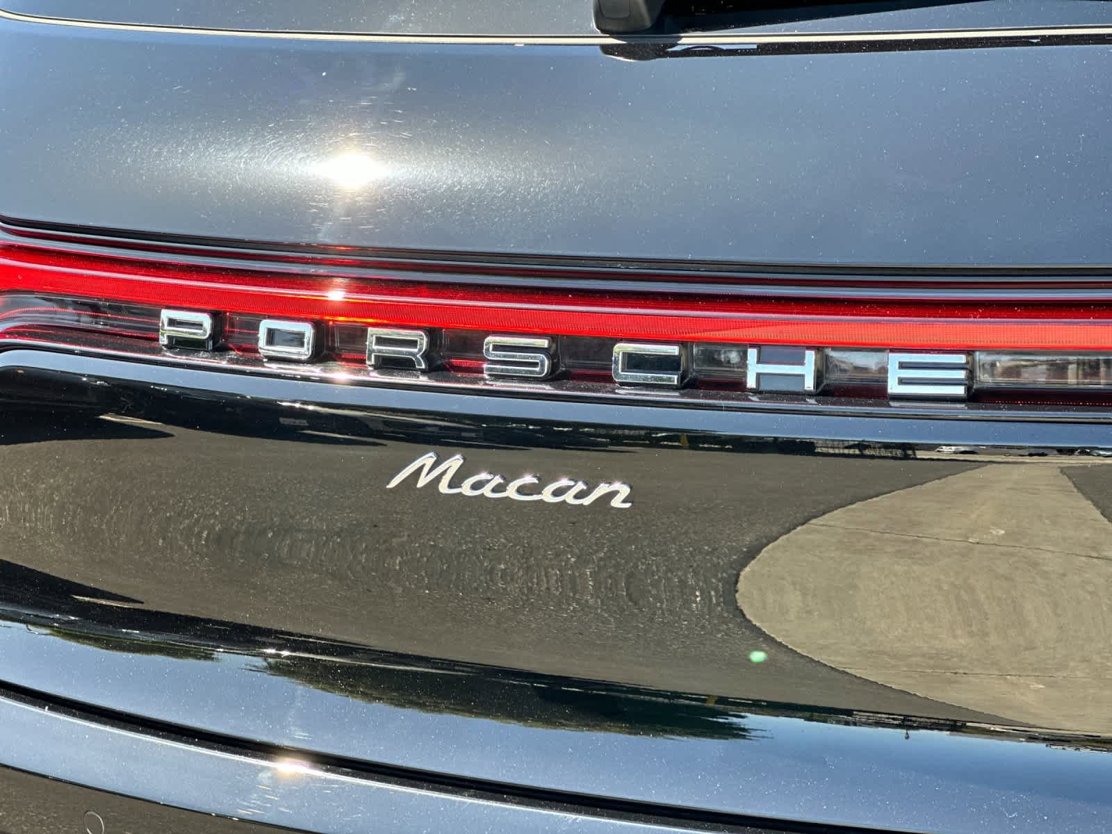 Certified 2025 Porsche Macan AWD/4WD image 31