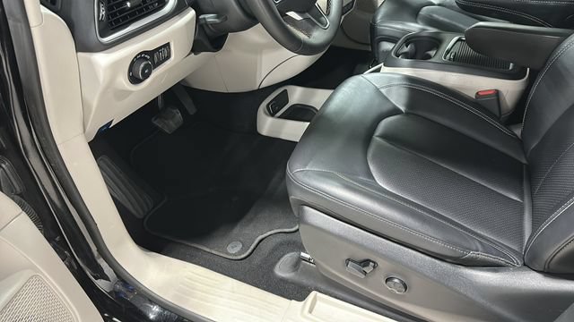 Used 2024 Chrysler Pacifica Touring-L FWD image 7