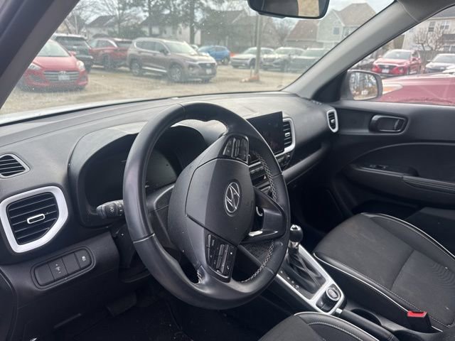 Used 2023 Hyundai Venue Limited image 12