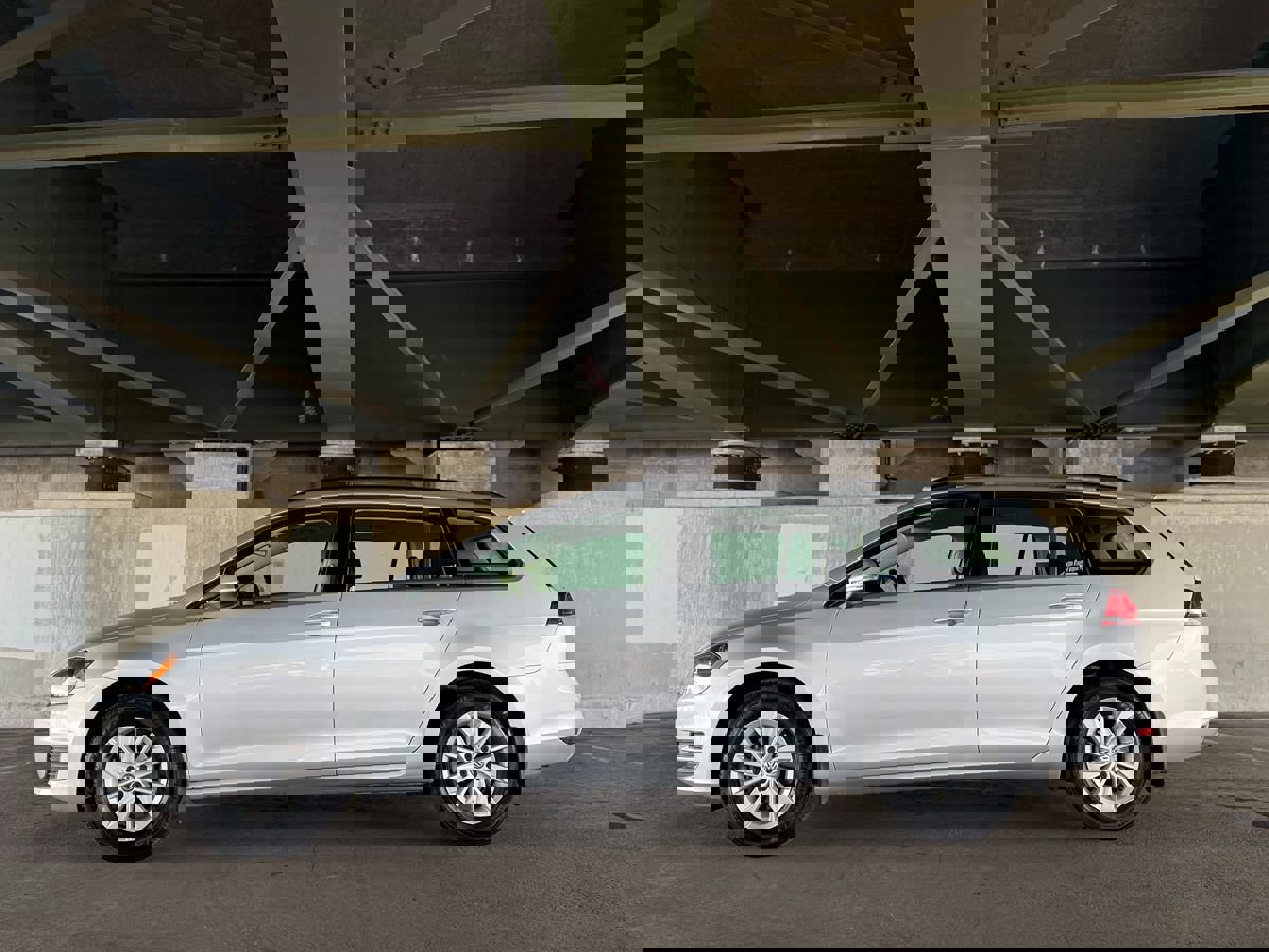 Used 2017 Volkswagen Golf S image 4