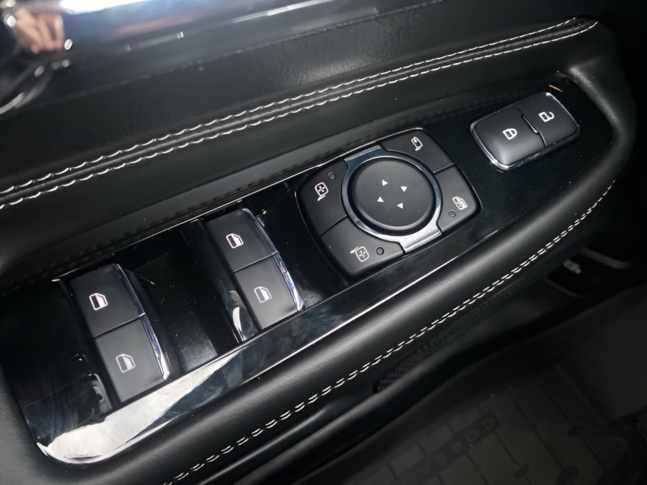 Used 2024 Lincoln Corsair AWD w/ Towing Package image 17