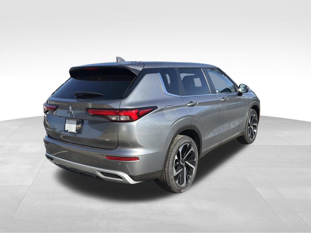 Used 2024 Mitsubishi Outlander SE image 3