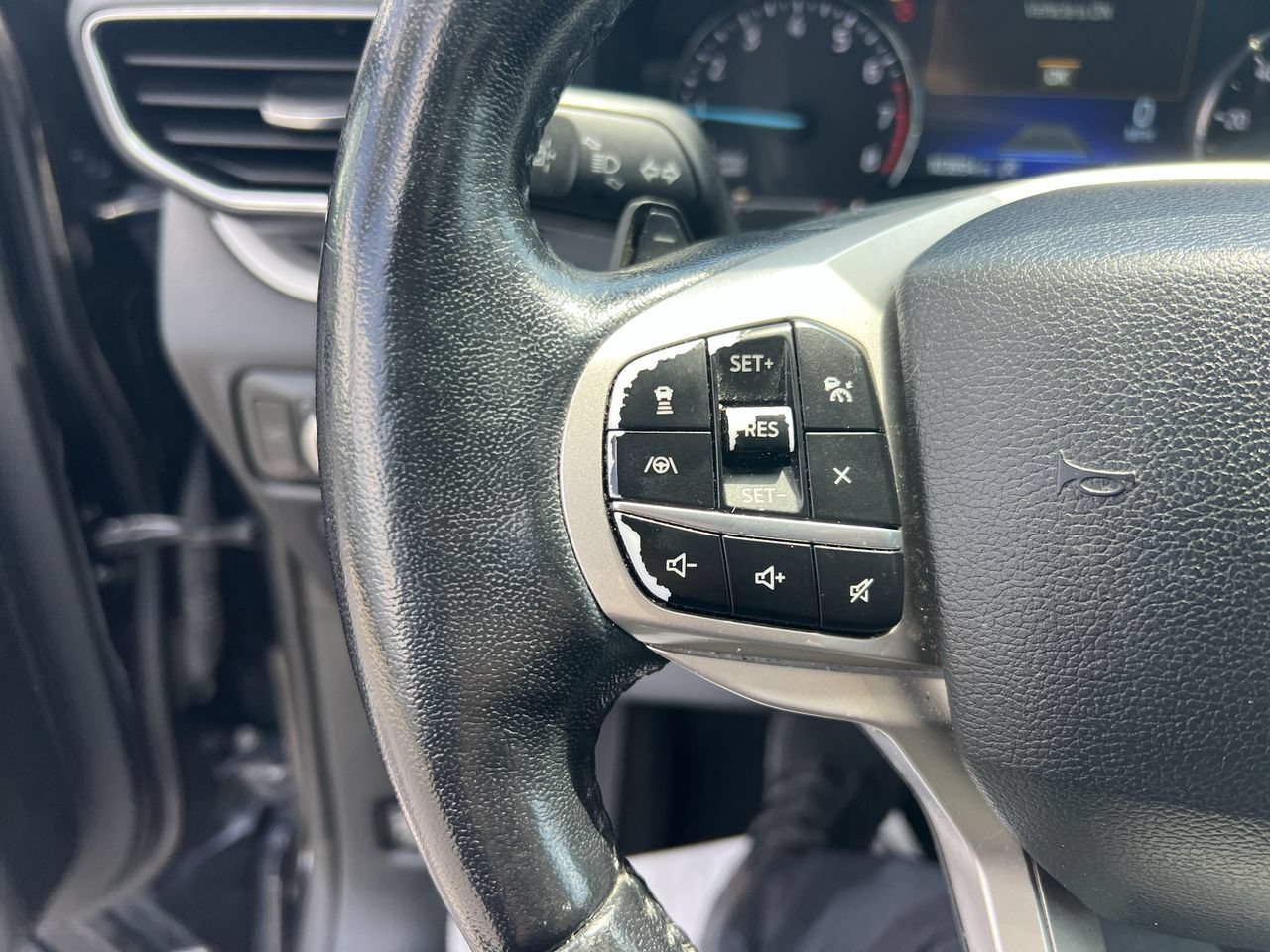 Used 2021 Ford Explorer XLT w/ Equipment Group 202A AWD/4WD image 19