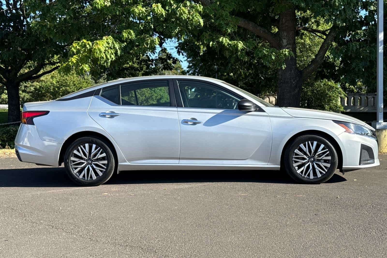 Used 2025 Nissan Altima 2.5 SV FWD image 8