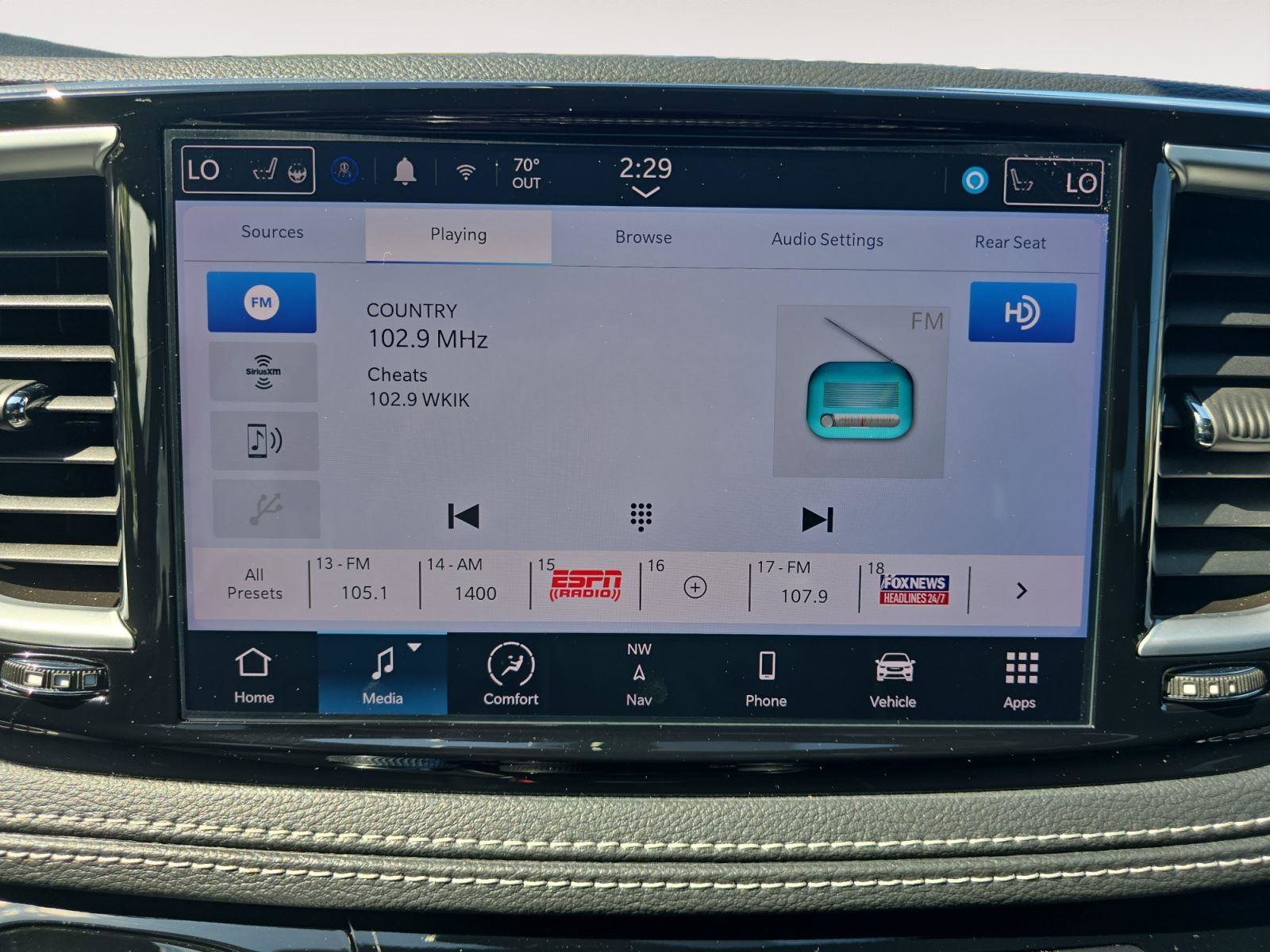 Used 2024 Chrysler Pacifica Limited w/ Uconnect Theater Family Group image 18