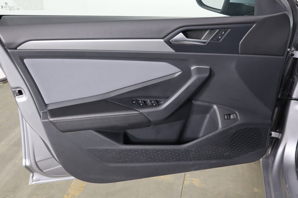 Used 2025 Volkswagen Jetta SE image 18