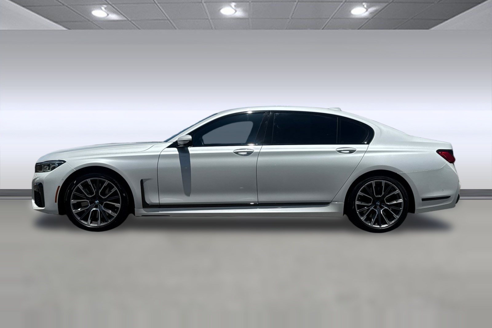 Certified 2022 BMW 750i xDrive w/ Executive Package AWD/4WD image 2