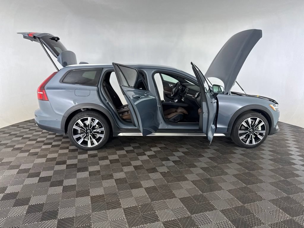 Used 2023 Volvo V60 B5 Cross Country Ultimate AWD/4WD image 17