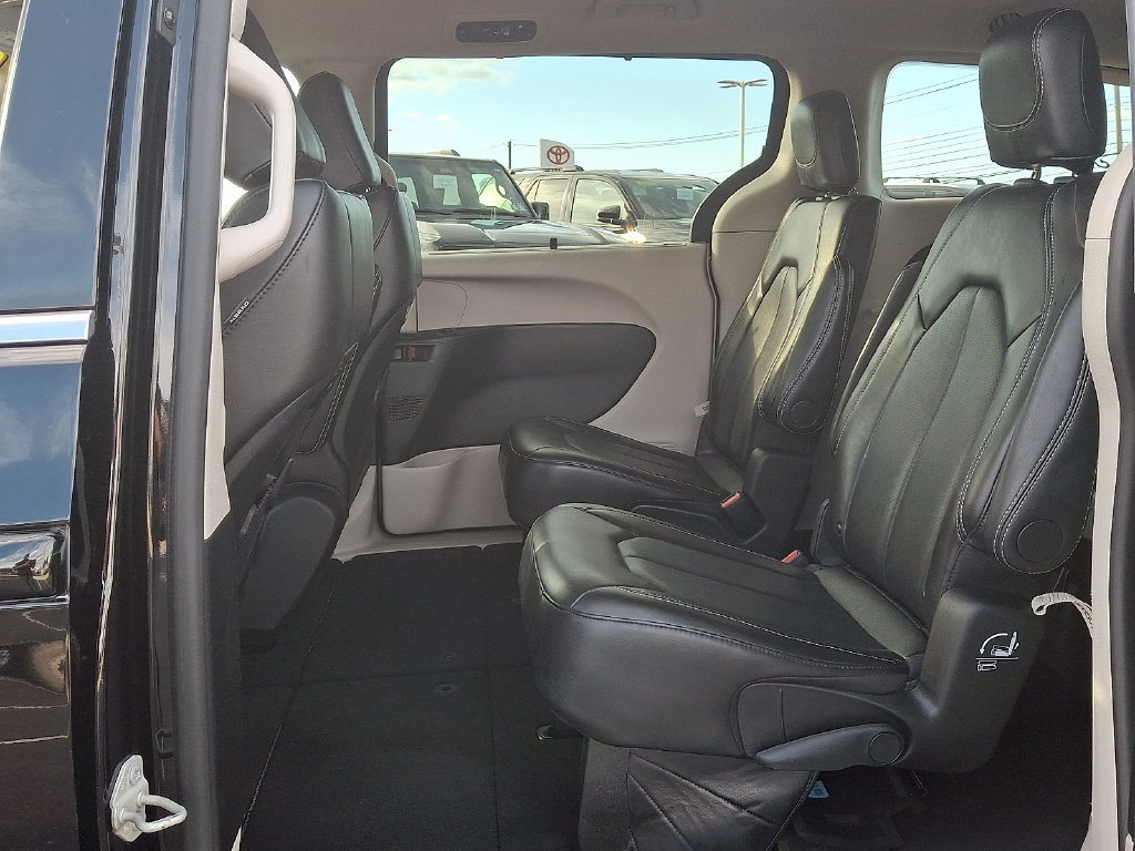 Used 2024 Chrysler Pacifica Touring-L FWD image 10