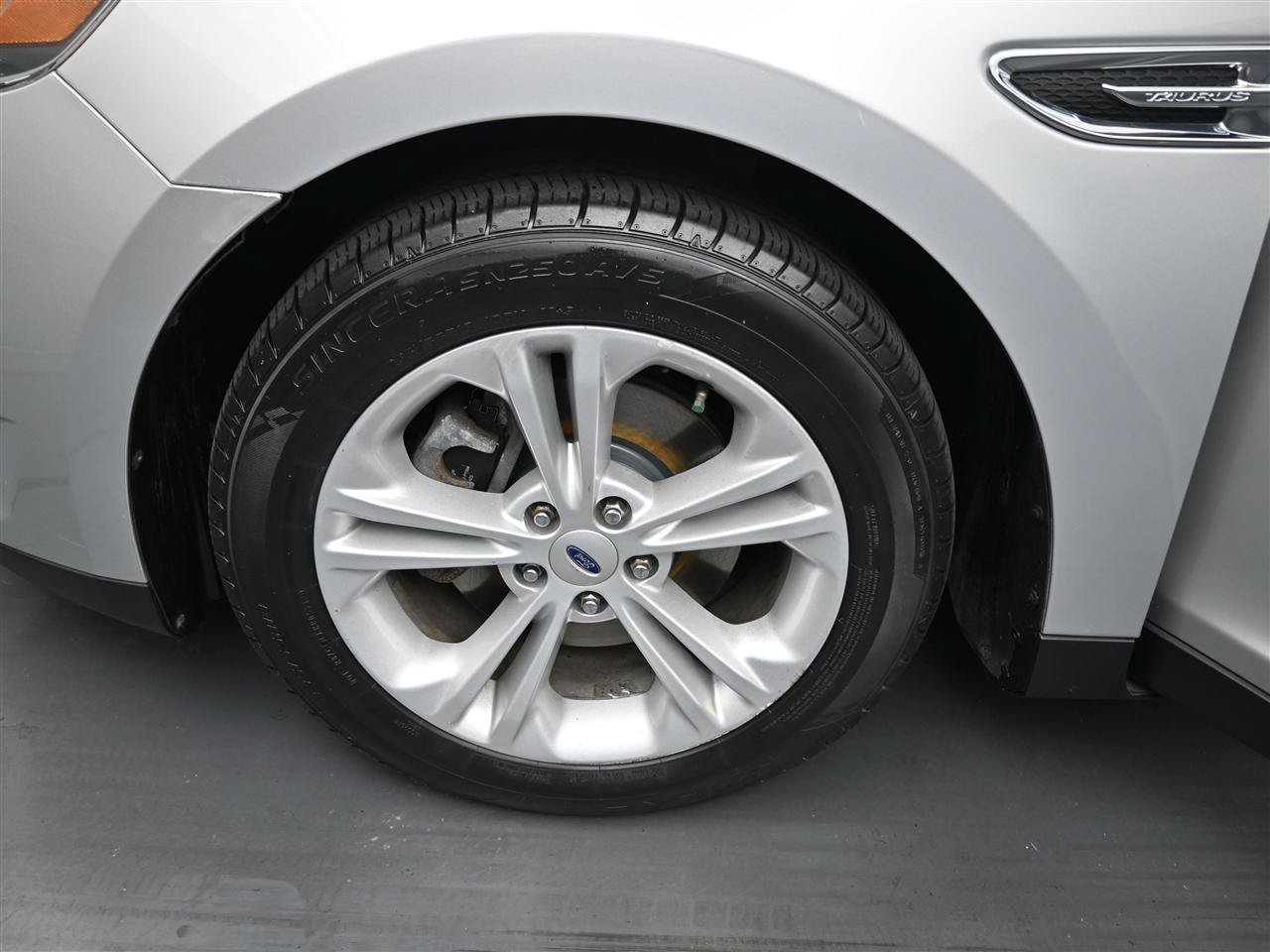 Used 2019 Ford Taurus SE FWD image 18