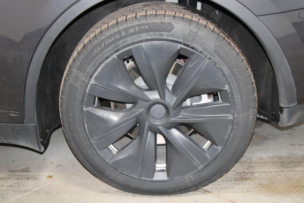 Used 2024 Tesla Model Y Long Range image 17