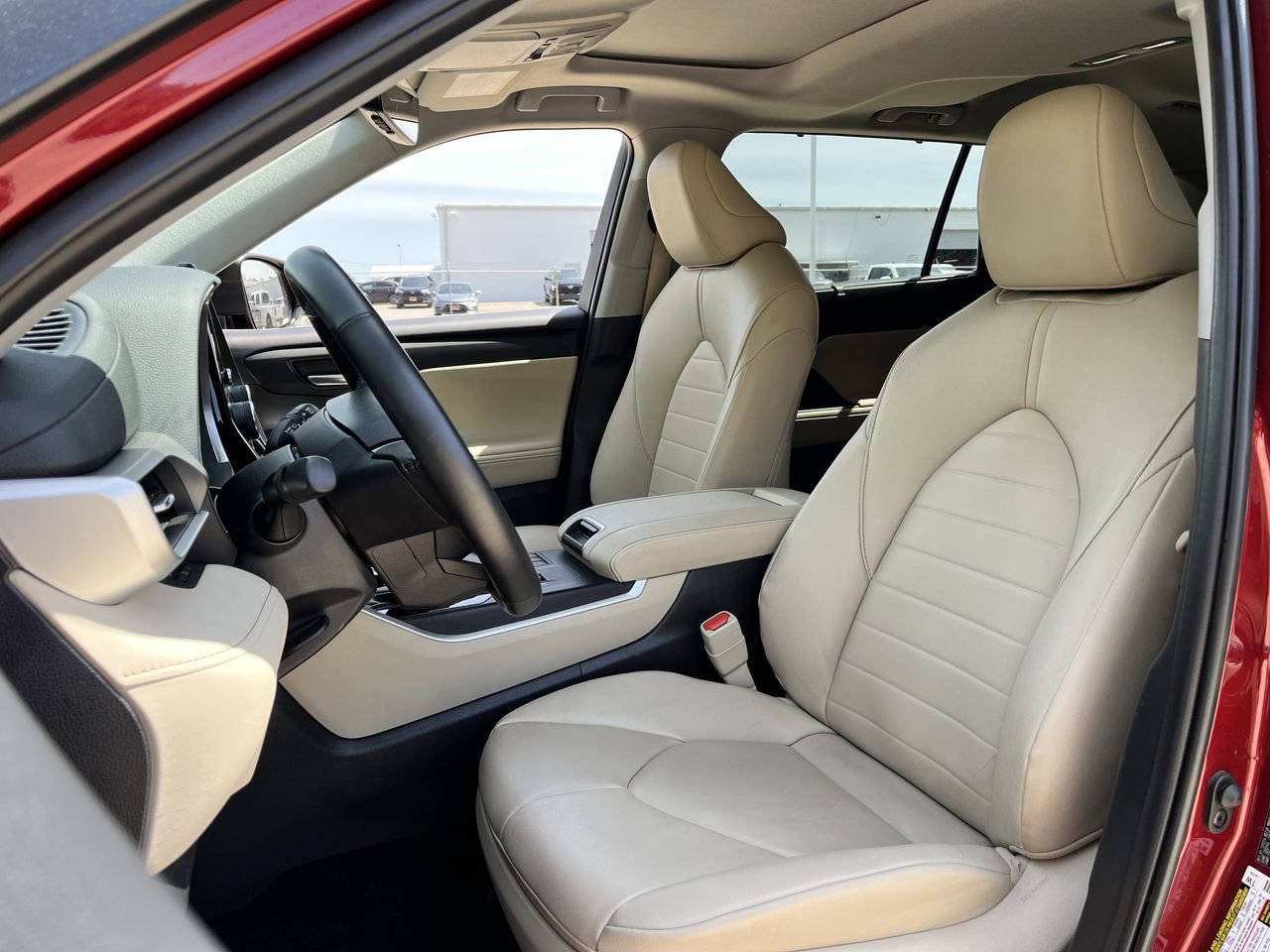 Used 2024 Toyota Highlander XLE FWD image 23