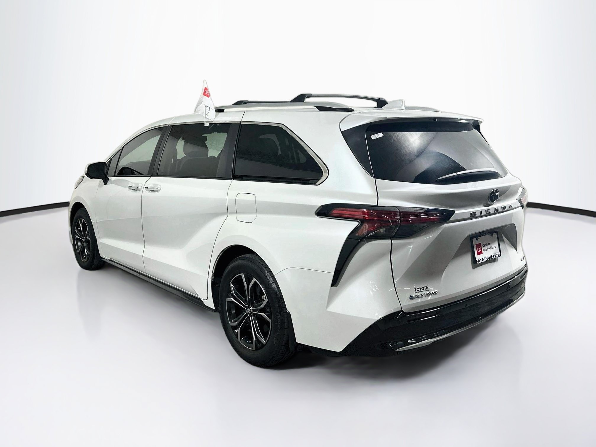 Used 2025 Toyota Sienna Platinum AWD/4WD image 5