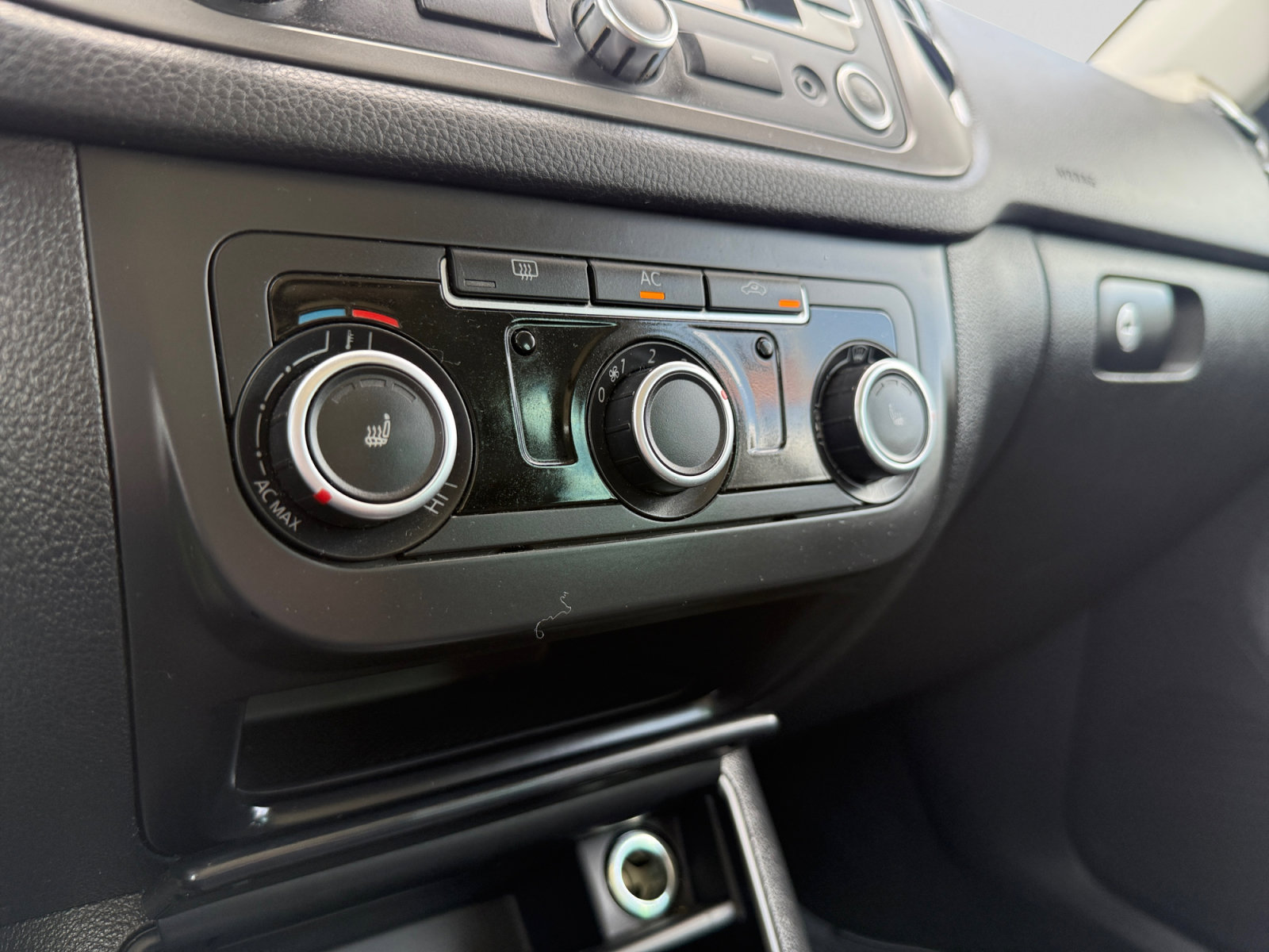 Used 2011 Volkswagen Tiguan 2WD image 17