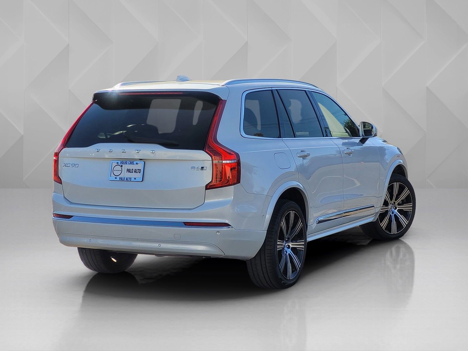 Certified 2023 Volvo XC90 B6 Ultimate w/ Lounge Package image 6