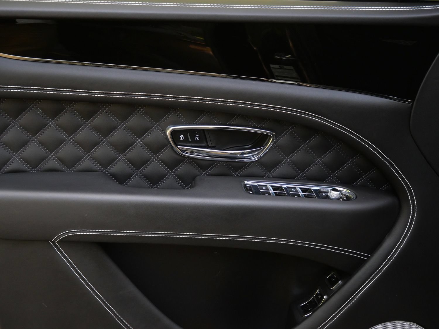Used 2022 Bentley Bentayga AWD/4WD image 15
