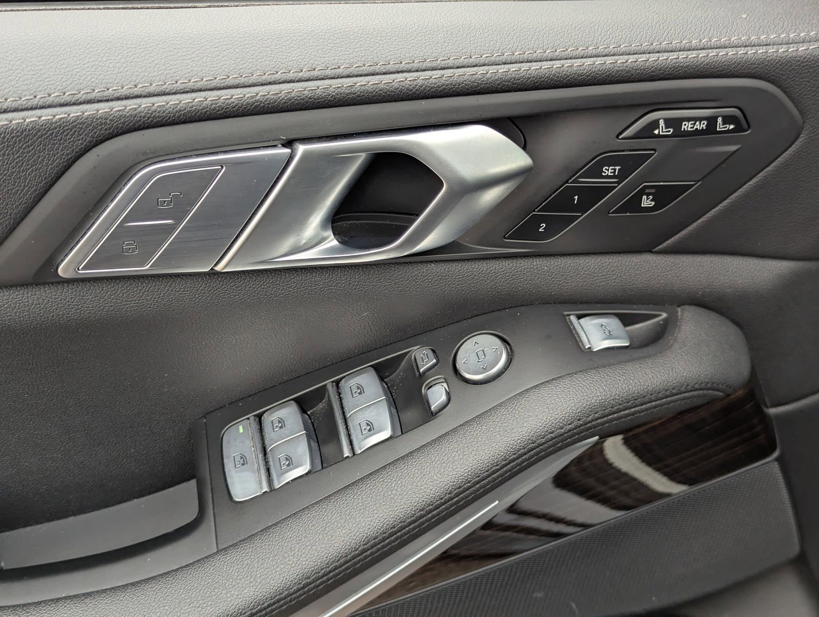 Used 2021 BMW X7 xDrive40i w/ Parking Assistance Package image 25