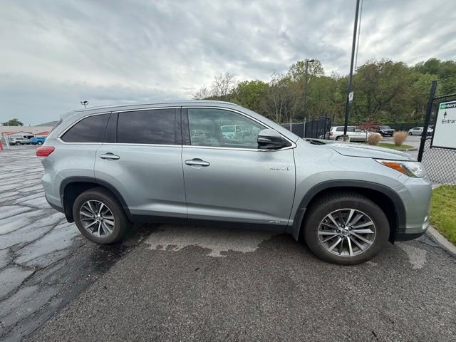 Used 2019 Toyota Highlander XLE AWD/4WD image 3