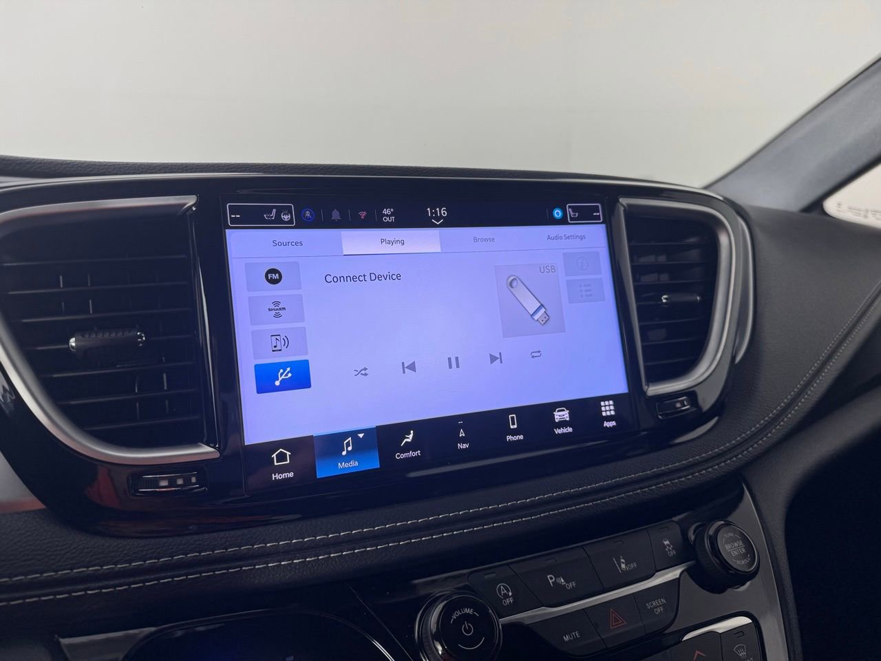 Used 2025 Chrysler Pacifica Limited FWD image 21