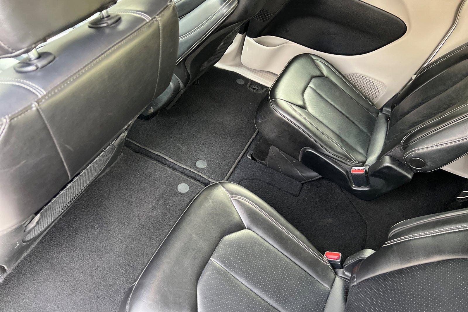 Used 2023 Chrysler Pacifica Touring-L image 16