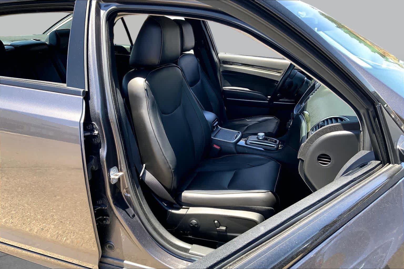 Used 2022 Chrysler 300 Touring L w/ Popular Equipment Group AWD/4WD image 8