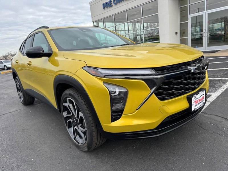 Used 2024 Chevrolet Trax RS w/ Sunroof Package image 2