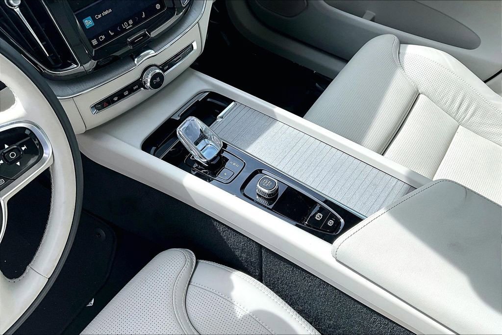 Used 2024 Volvo XC60 B5 Ultimate image 16