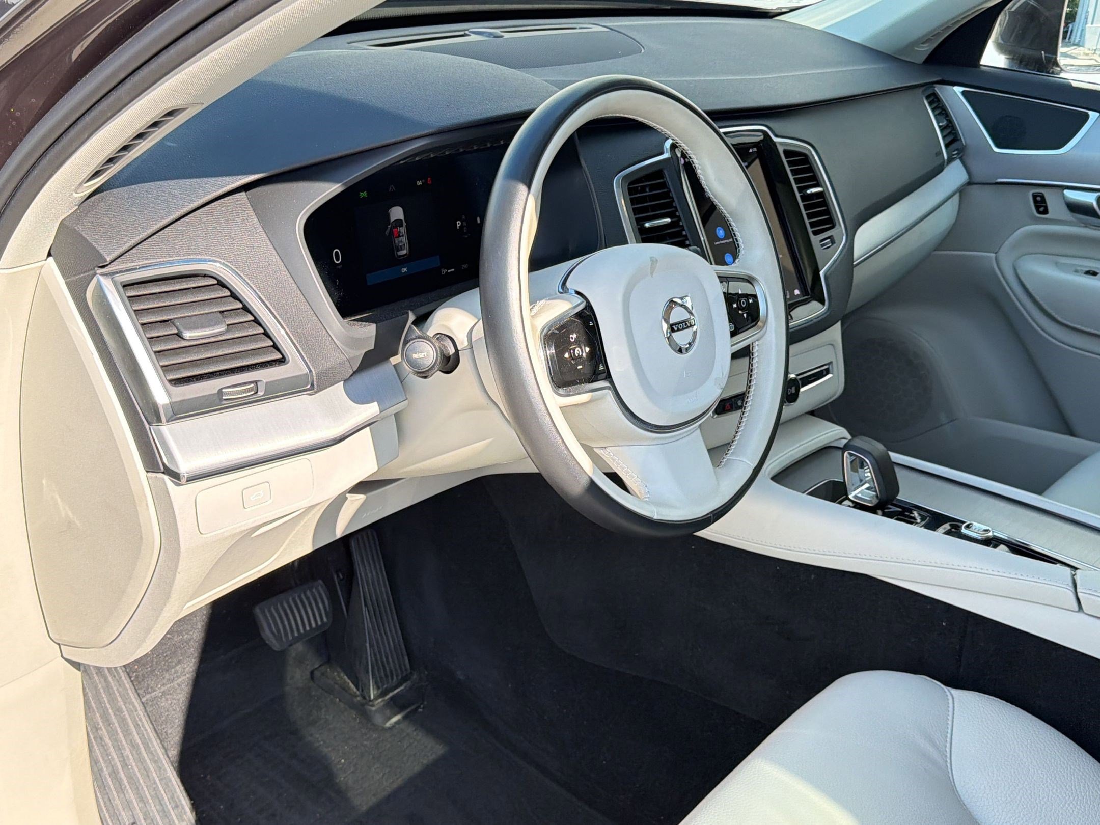Used 2024 Volvo XC90 B5 Core w/ Protection Package Premier AWD/4WD image 4