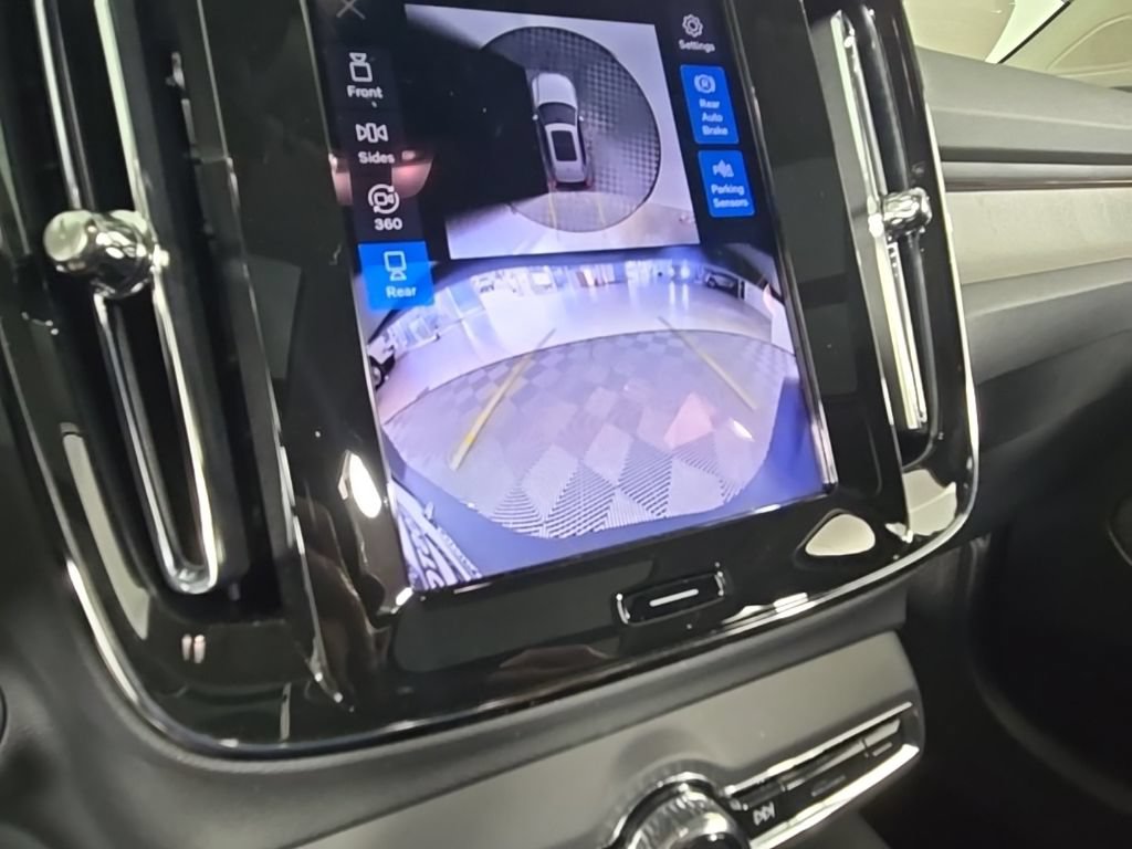 Certified 2025 Volvo XC40 B5 Plus AWD/4WD image 30