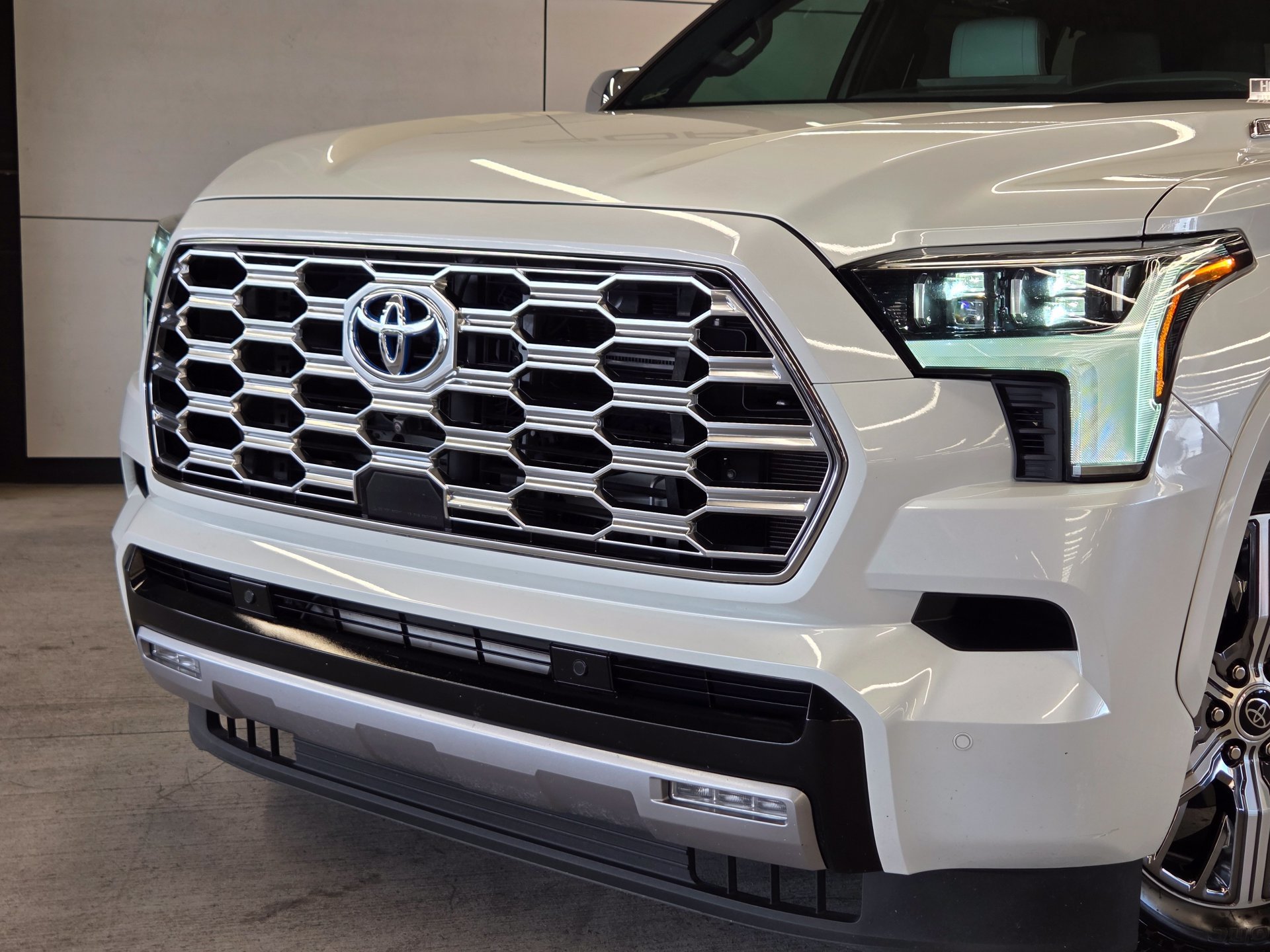 Used 2024 Toyota Sequoia Capstone AWD/4WD image 27