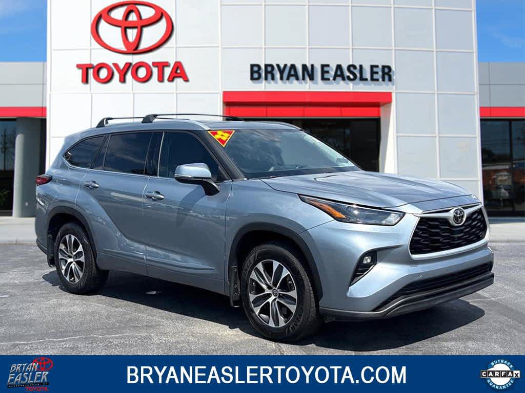 Used 2022 Toyota Highlander XLE AWD/4WD image 1