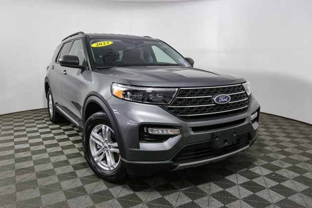 Used 2023 Ford Explorer XLT w/ Equipment Group 202A image 3
