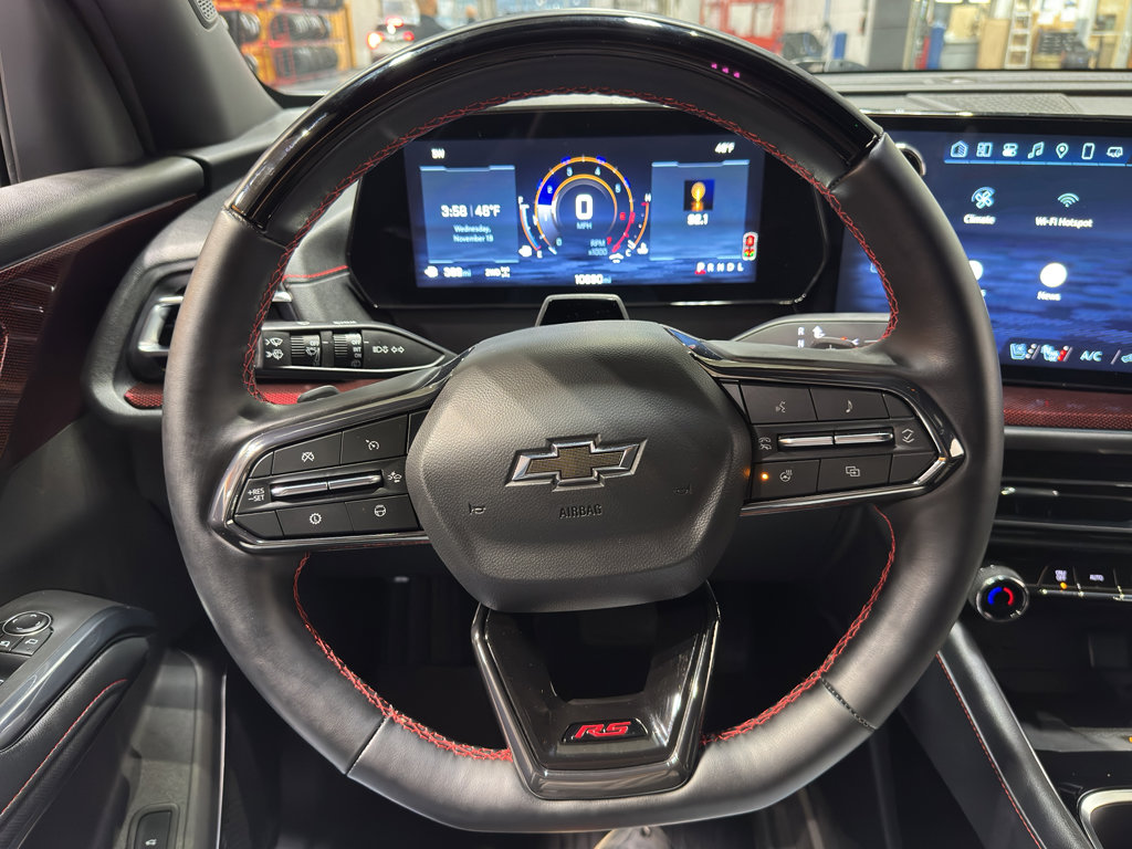 Used 2025 Chevrolet Traverse RS image 27