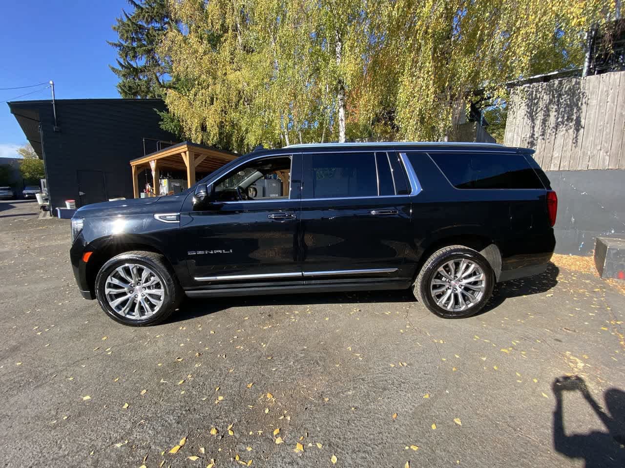 Used 2022 GMC Yukon XL Denali w/ Max Trailering Package AWD/4WD image 3