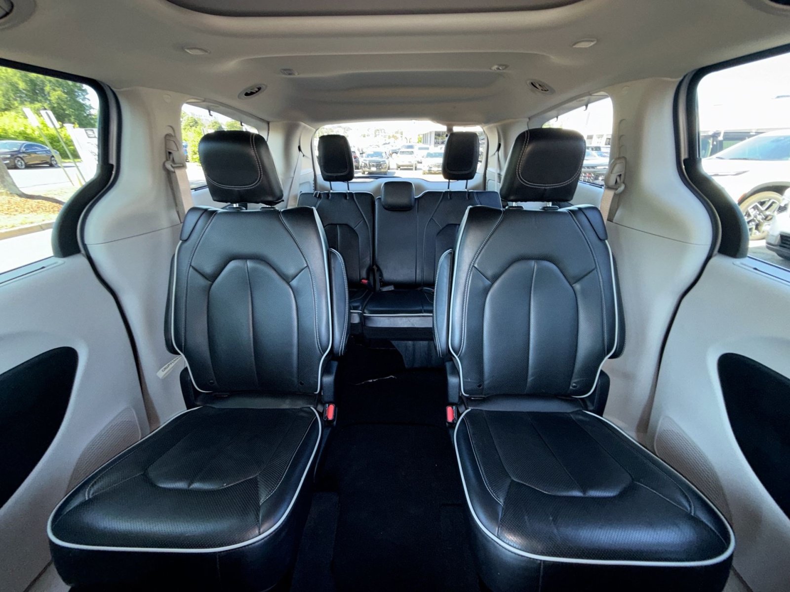 Used 2024 Chrysler Pacifica Limited FWD image 25