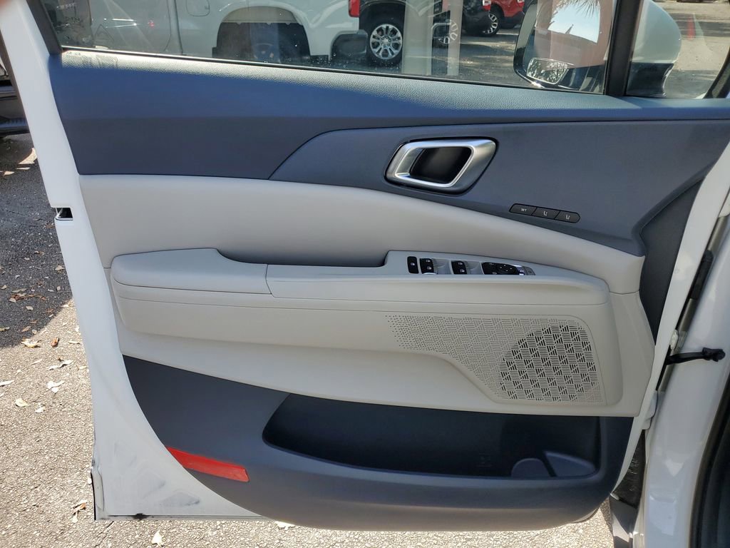 Used 2025 Kia Carnival EX image 11