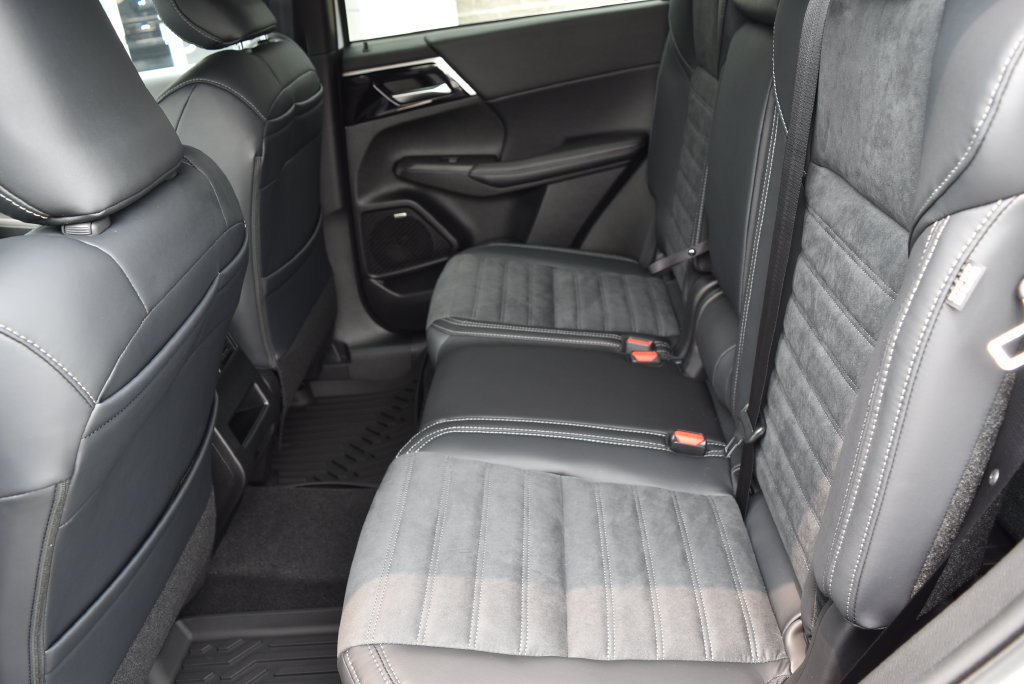 New 2026 Mitsubishi Outlander LE AWD/4WD image 12