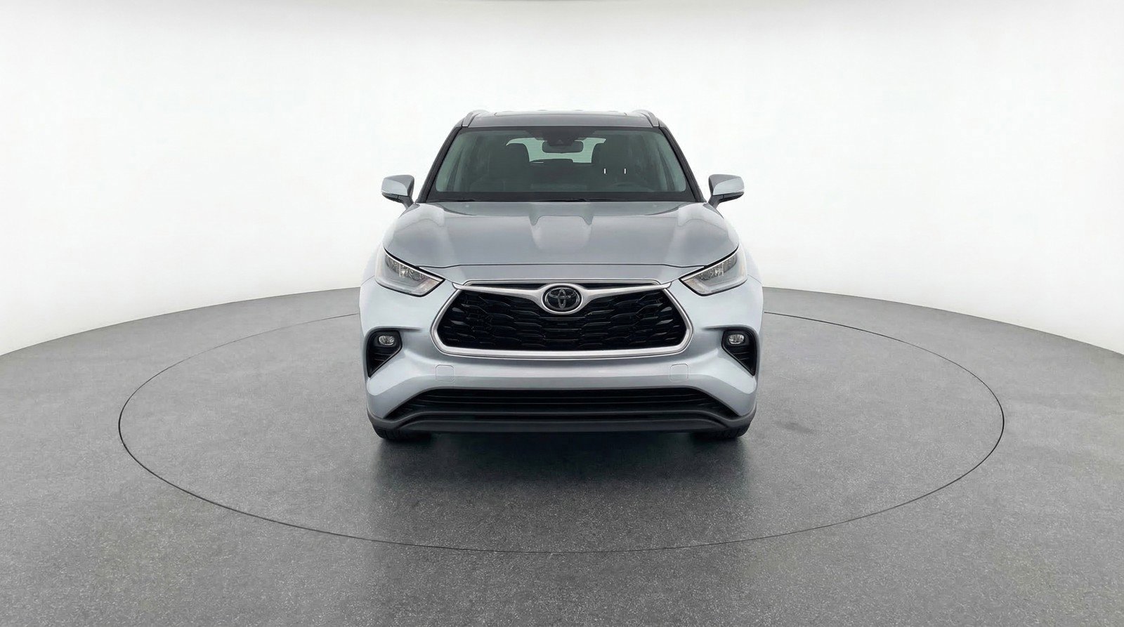 Used 2025 Toyota Highlander LE FWD image 2