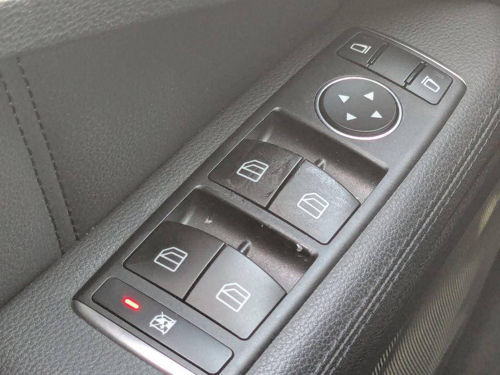 Used 2013 Mercedes-Benz E 400 Sport Sedan image 11