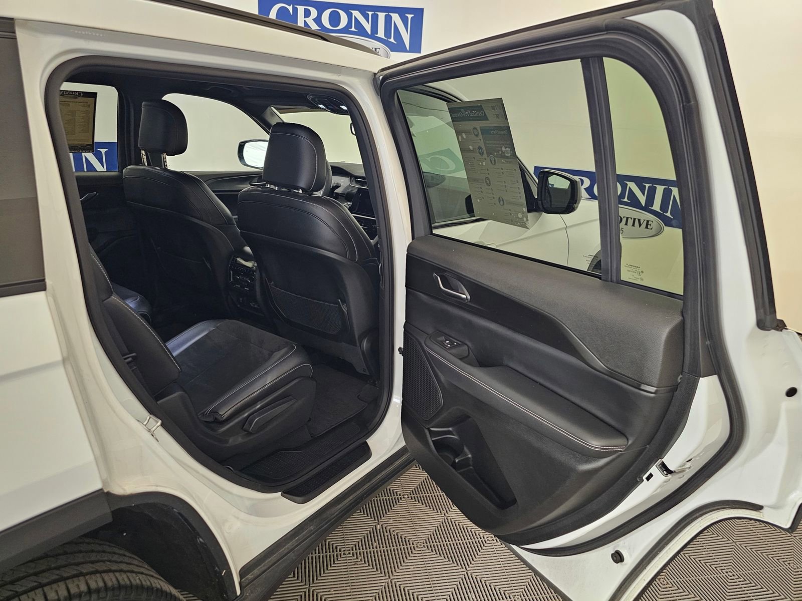 Used 2023 Jeep Grand Cherokee L Laredo AWD/4WD image 22
