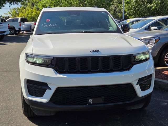 Used 2024 Jeep Grand Cherokee Altitude AWD/4WD image 2