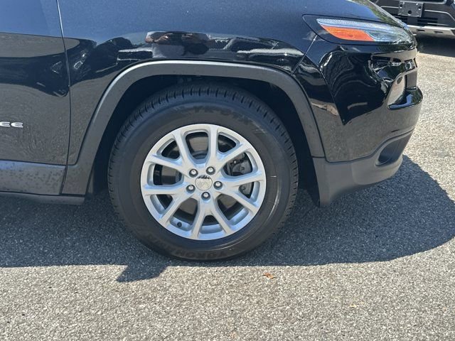 Used 2018 Jeep Cherokee Latitude Plus w/ Cold Weather Group FWD image 16